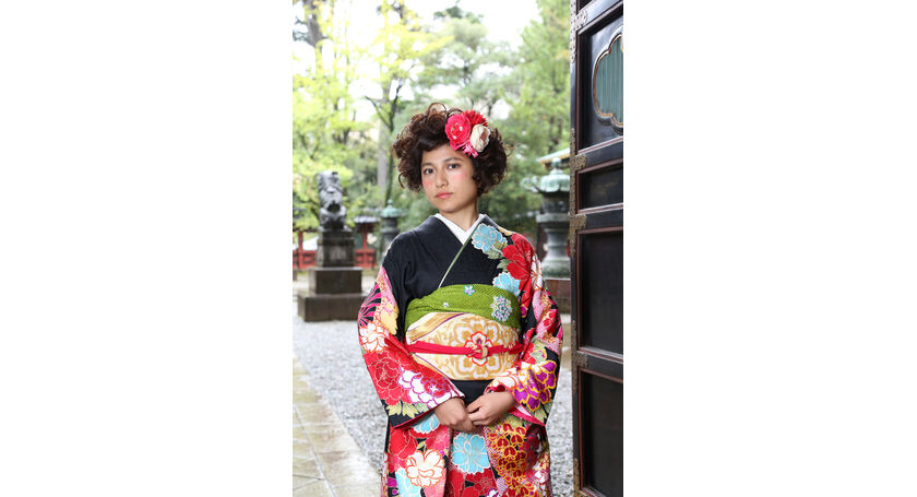 根津神社の境内で美しくモデルのように撮影