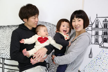 文京区千駄木のフォトスタジオで家族揃って赤ちゃんのフォト撮影