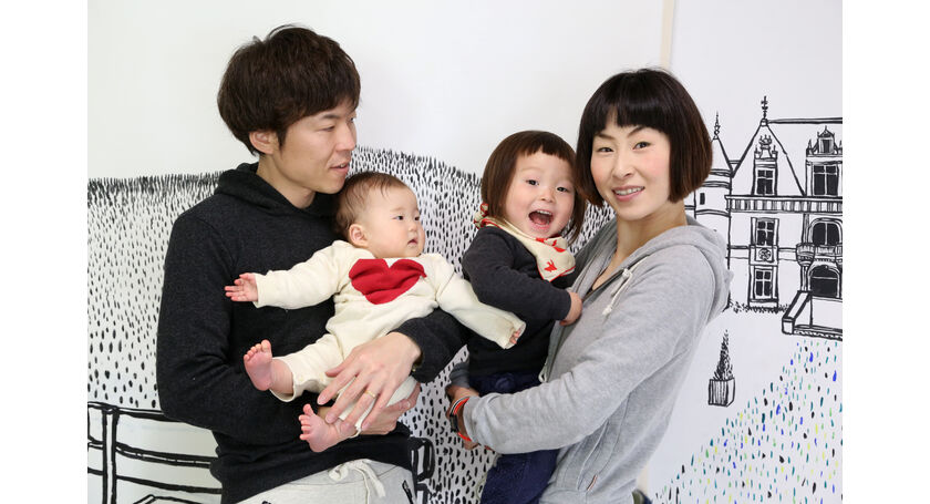 文京区千駄木のフォトスタジオで家族揃って赤ちゃんのフォト撮影