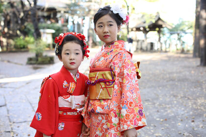 東京都文京区千駄木の写真館ケープルヴィルのフォトグラファーが神社やご自宅などに出張して美しい家族写真を撮影いたします