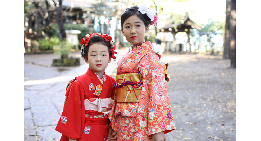 東京都文京区千駄木の写真館ケープルヴィルのフォトグラファーが神社やご自宅などに出張して美しい家族写真を撮影いたします