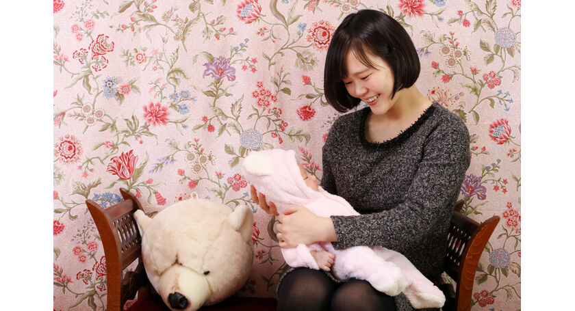 生まれたばかりの赤ちゃんを抱えて嬉しそうなおかあさんの表情がよくわかる写真