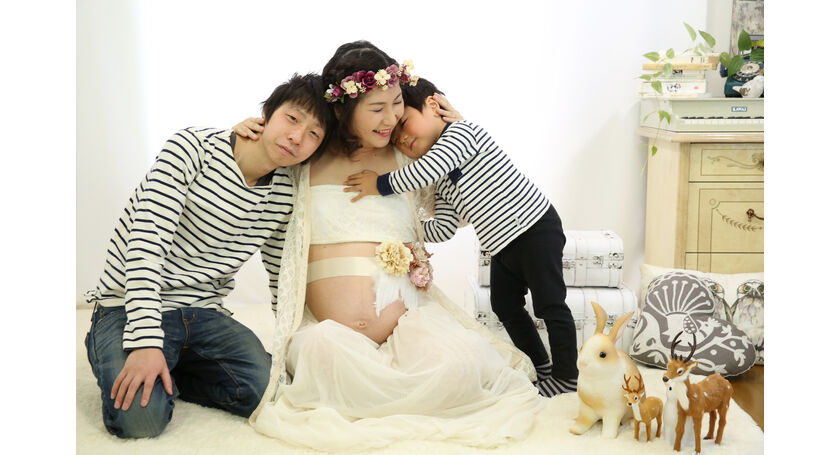 家族みんなであかちゃんの誕生をまちながらのマタニティー撮影を文京区千駄木の写真館で