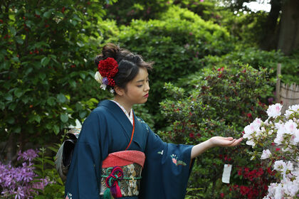 文京区根津の根津神社でツツジの花に見とれる姿が美しい成人式の前撮り撮影